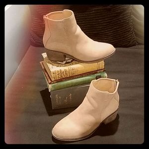 *Subtle* Seven Dials Taupe Booties, size 6.5